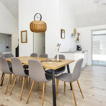 Сasa de vacaciones 4 Bedroom Awesome In Romo *