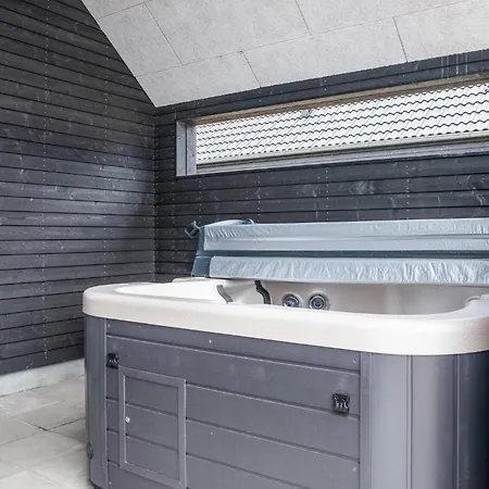 Сasa de vacaciones 4 Bedroom Awesome In Romo *